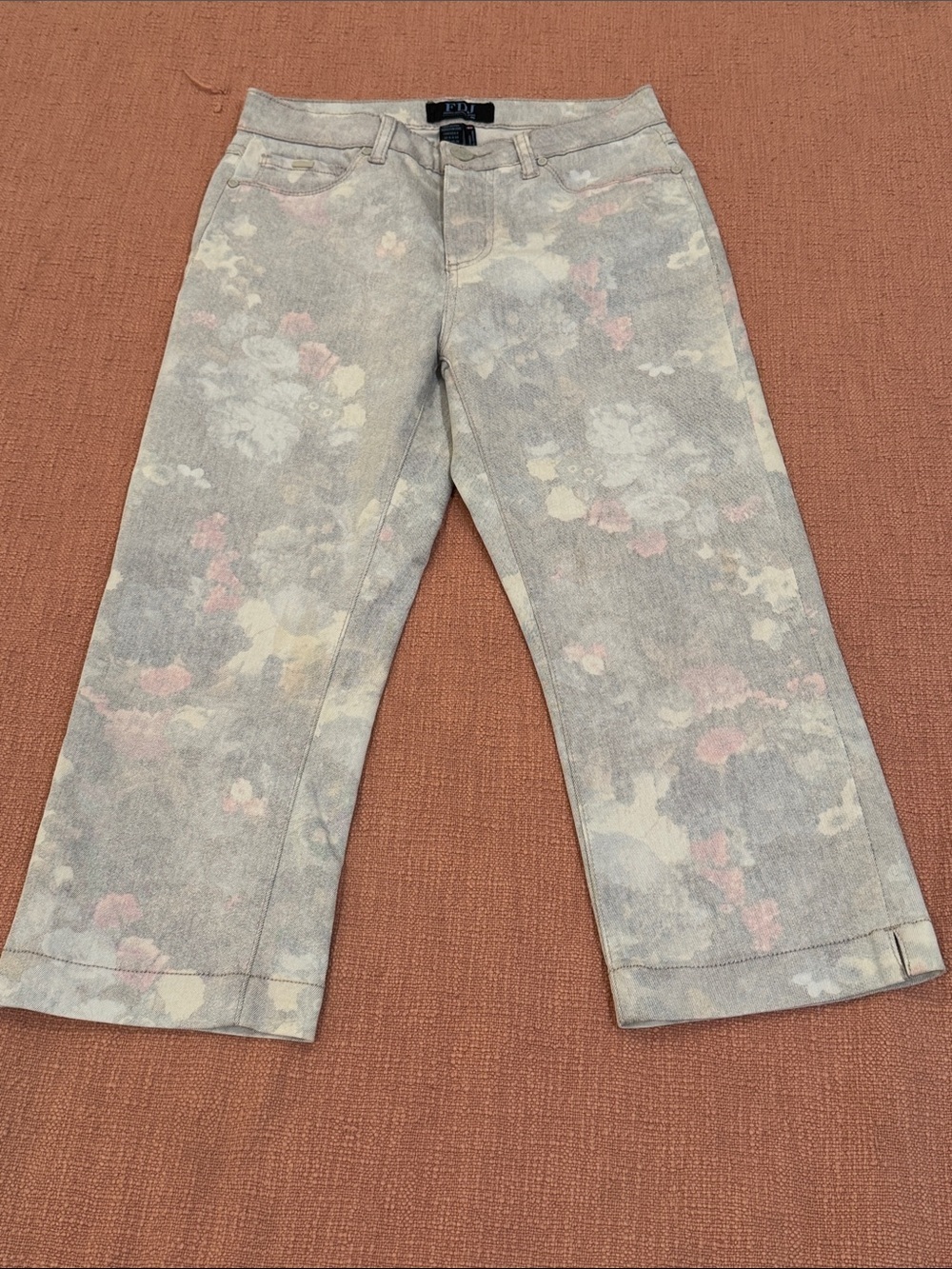 FDJ Waist 28 Floral Print Cropped Jean Capris in Light Gray / pink / beige